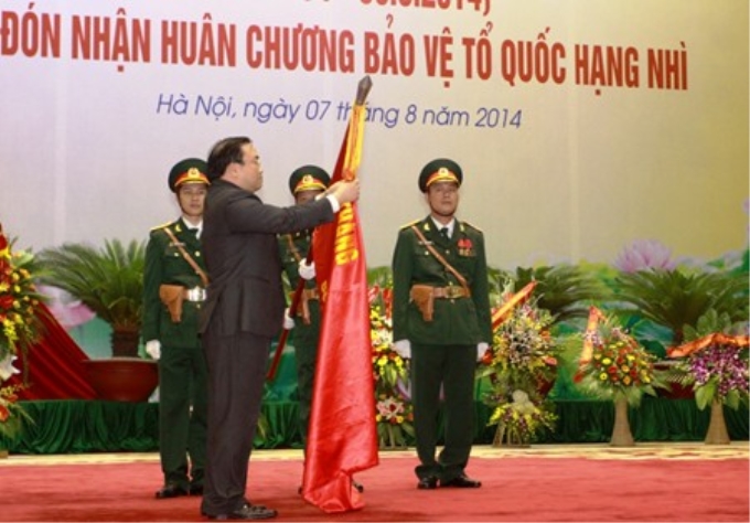 Phó Thủ tướng Hoàng Trung Hải trao Huân chương Bảo vệ Tổ quốc hạng Nhì cho Cục Cứu hộ, cứu nạn – Bộ Quốc phòng - Ảnh: VGP/Nguyên Linh